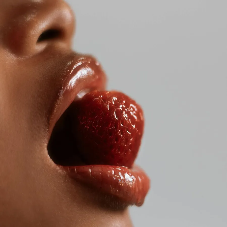 Food-Inspired Beauty Trends 2025: From Gingerbread Nails to Latte Makeup