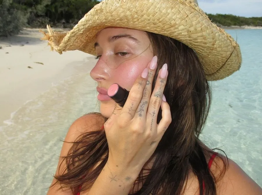 <p>As summer approaches, the beauty world buzzes with anticipation for the latest trends that will define the season. This year, Hailey Bieber, trendsetter and beauty icon, has captured the essence of summer with her Peachy Beachy Summer Makeup tutorial.</p>
